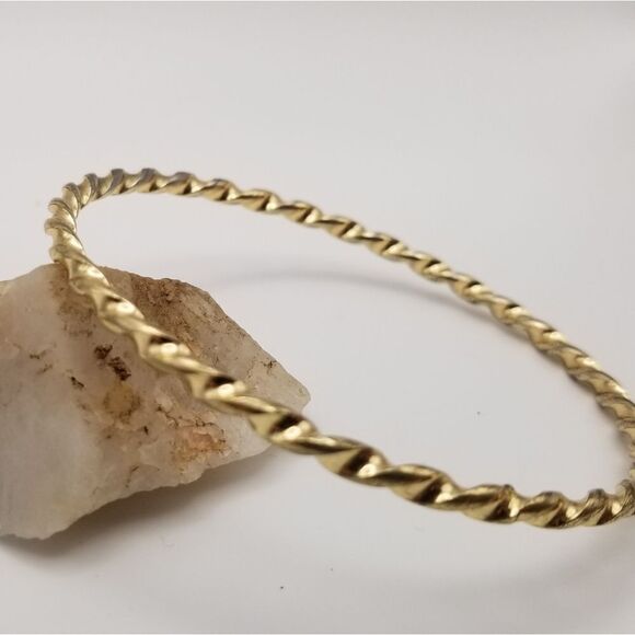 Gold tone twisted bangle bracelet. B509 - Picture 1 of 2